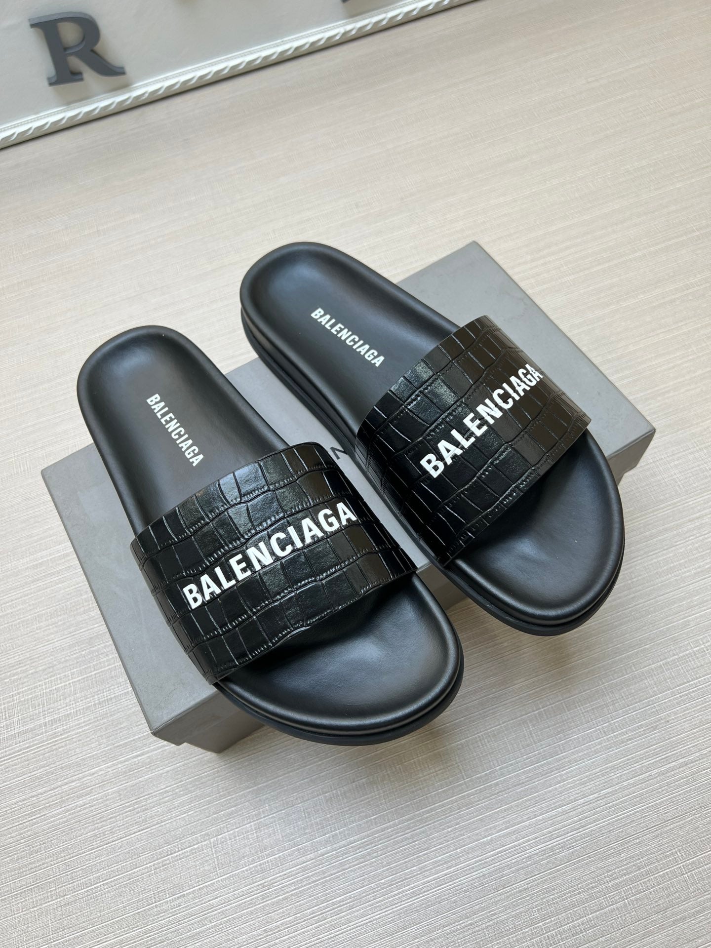 54J99Z Popular slippers