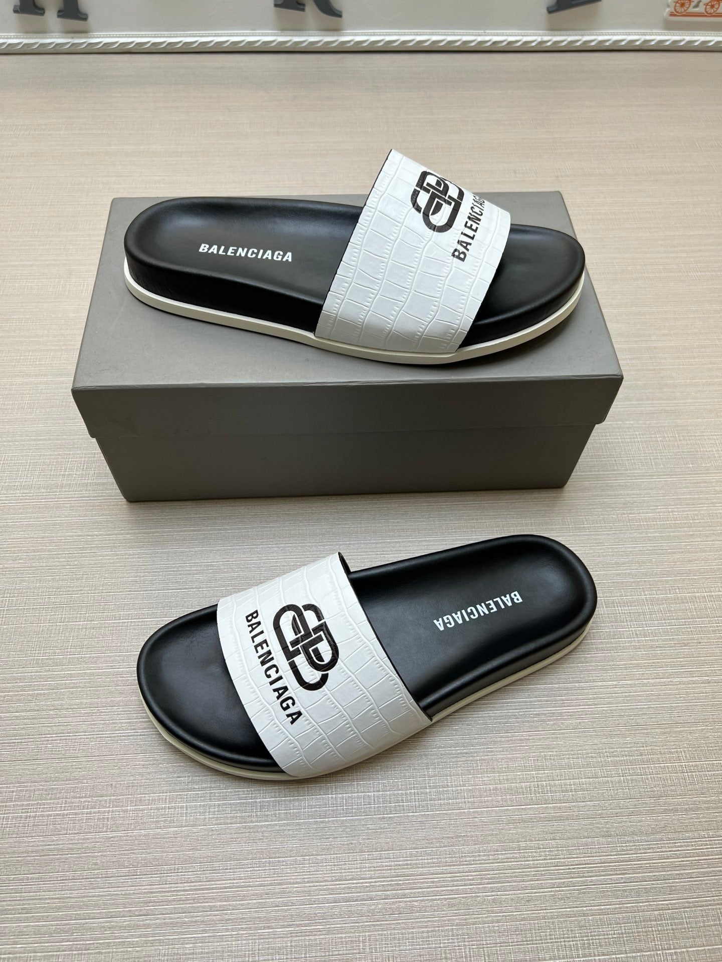 54J99Z Popular slippers