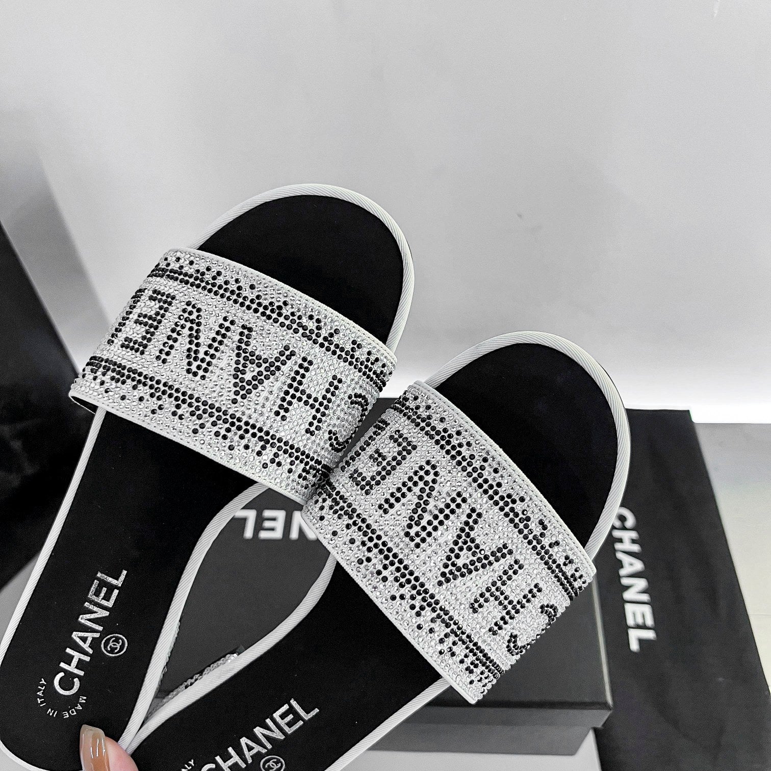 14C57Z Popular sandals