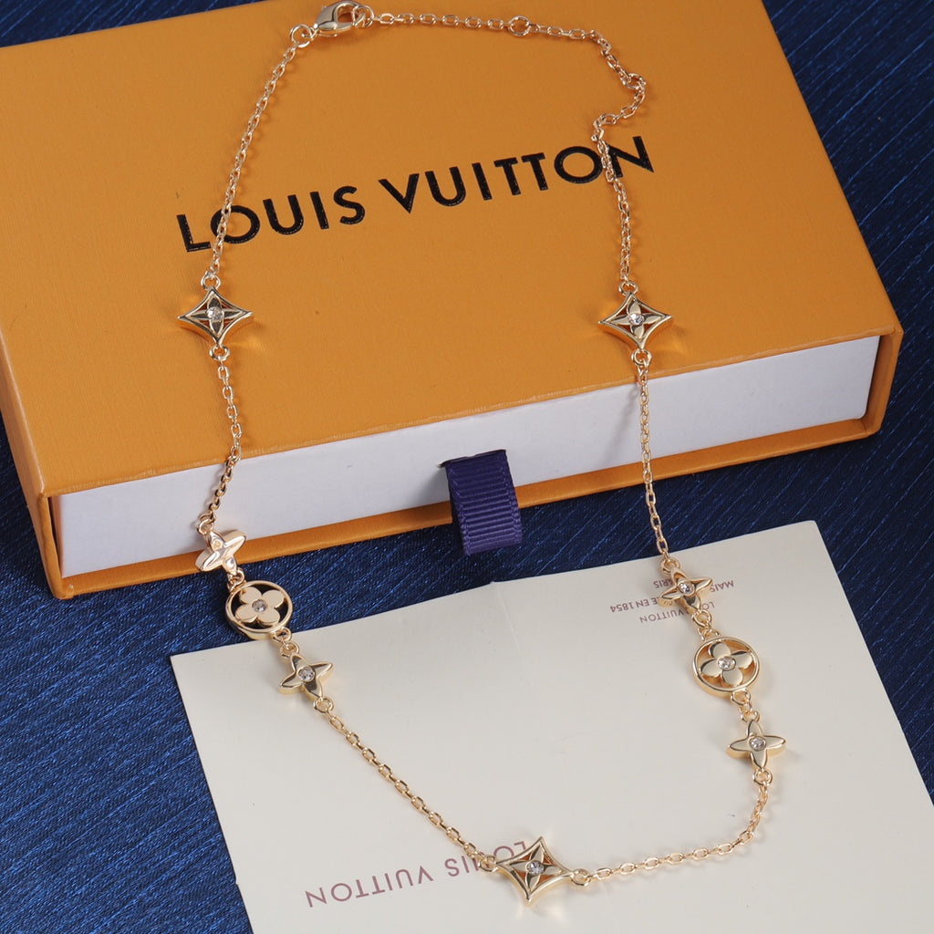 175RE31X Popular    Necklaces .