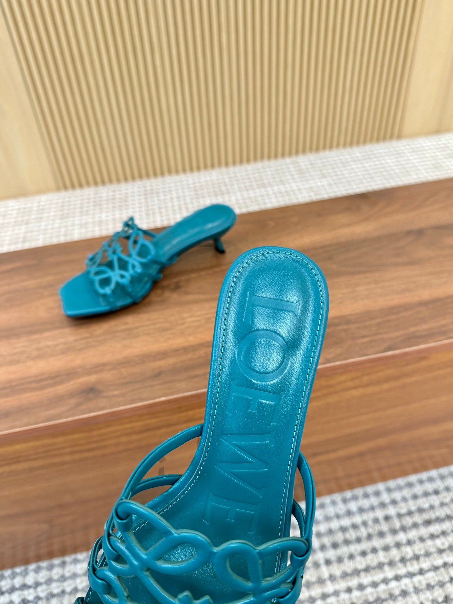 255QA33Z Popular  leather Slippers