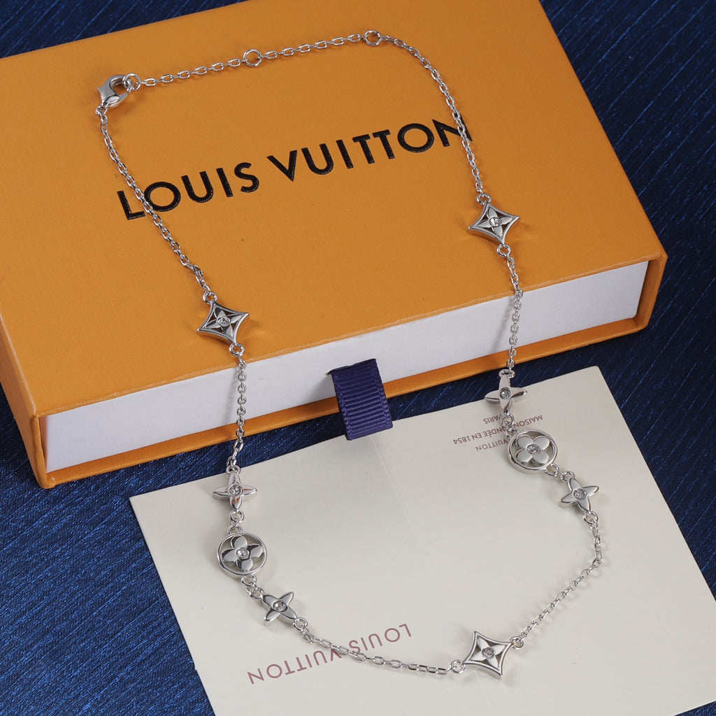 175RE31X Popular    Necklaces .