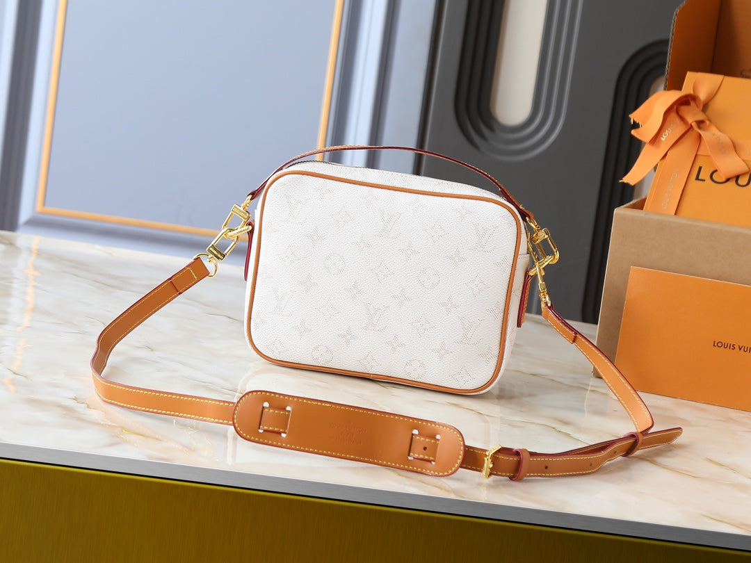 146PE109B Popular leather bag