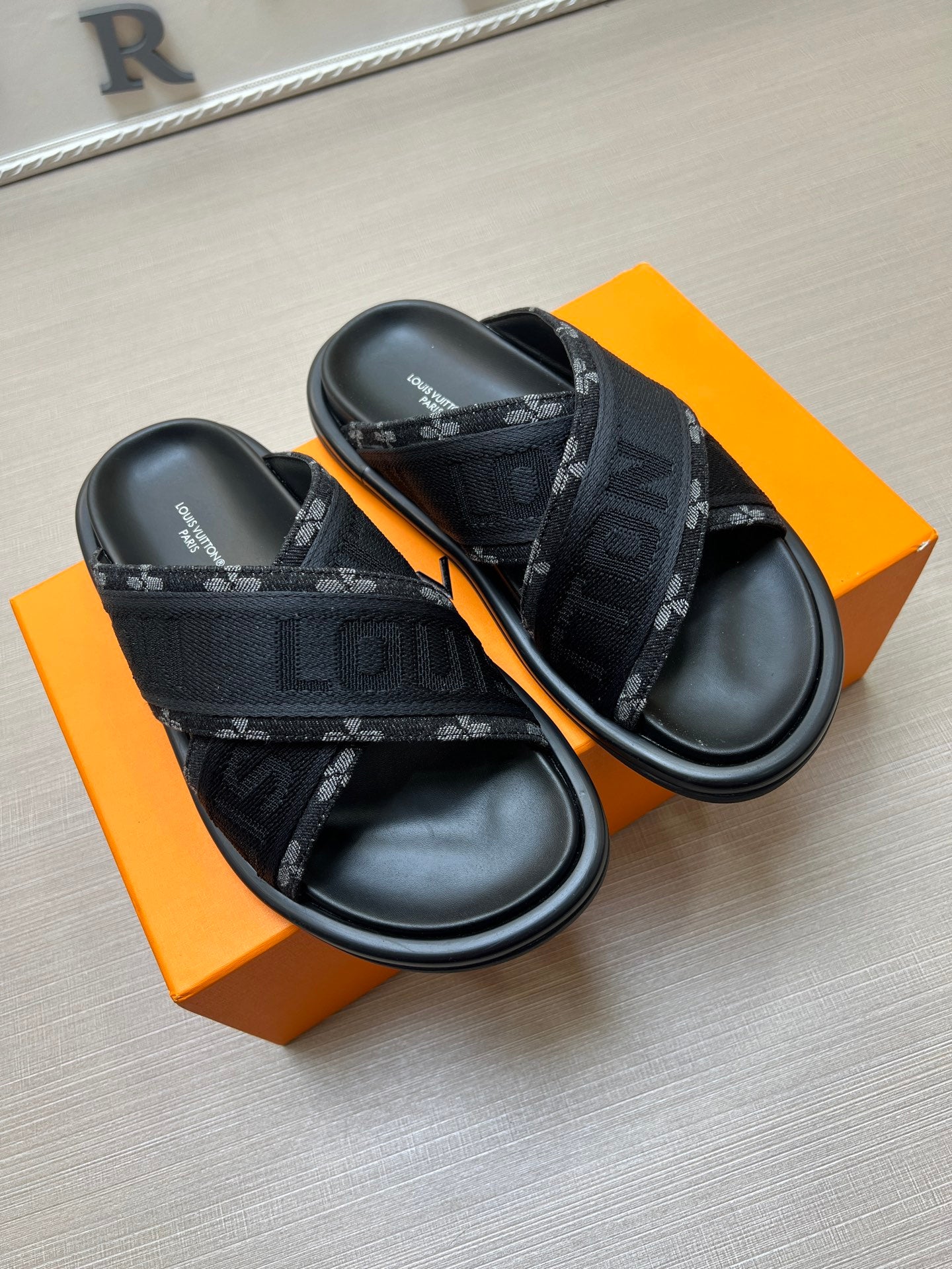 535ZE273Z Popular Slippers