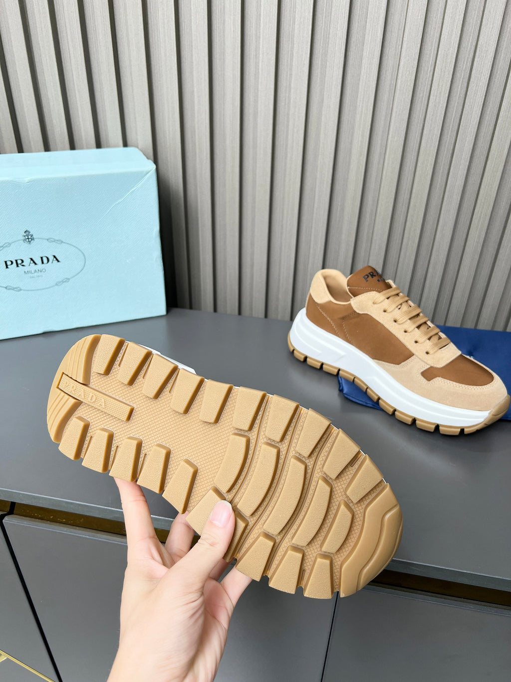 2LPD5X  Popular high-quality shoes