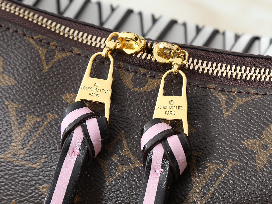 146PE79B Popular leather bag