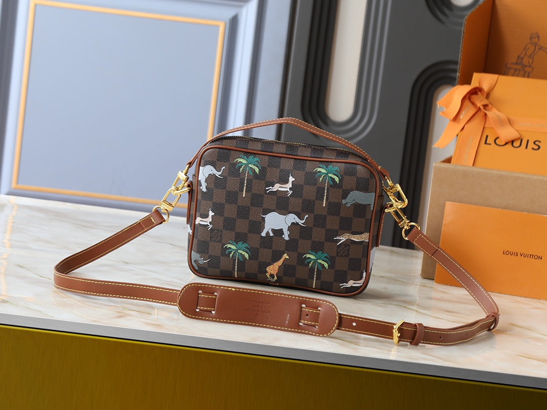 146PE109B Popular leather bag
