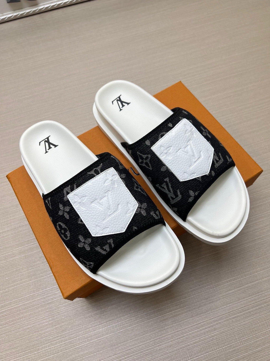 5WE252Z Popular Slippers