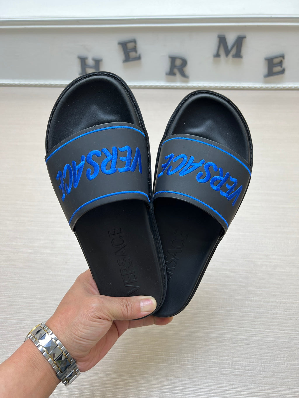 54V54Z Popular slippers