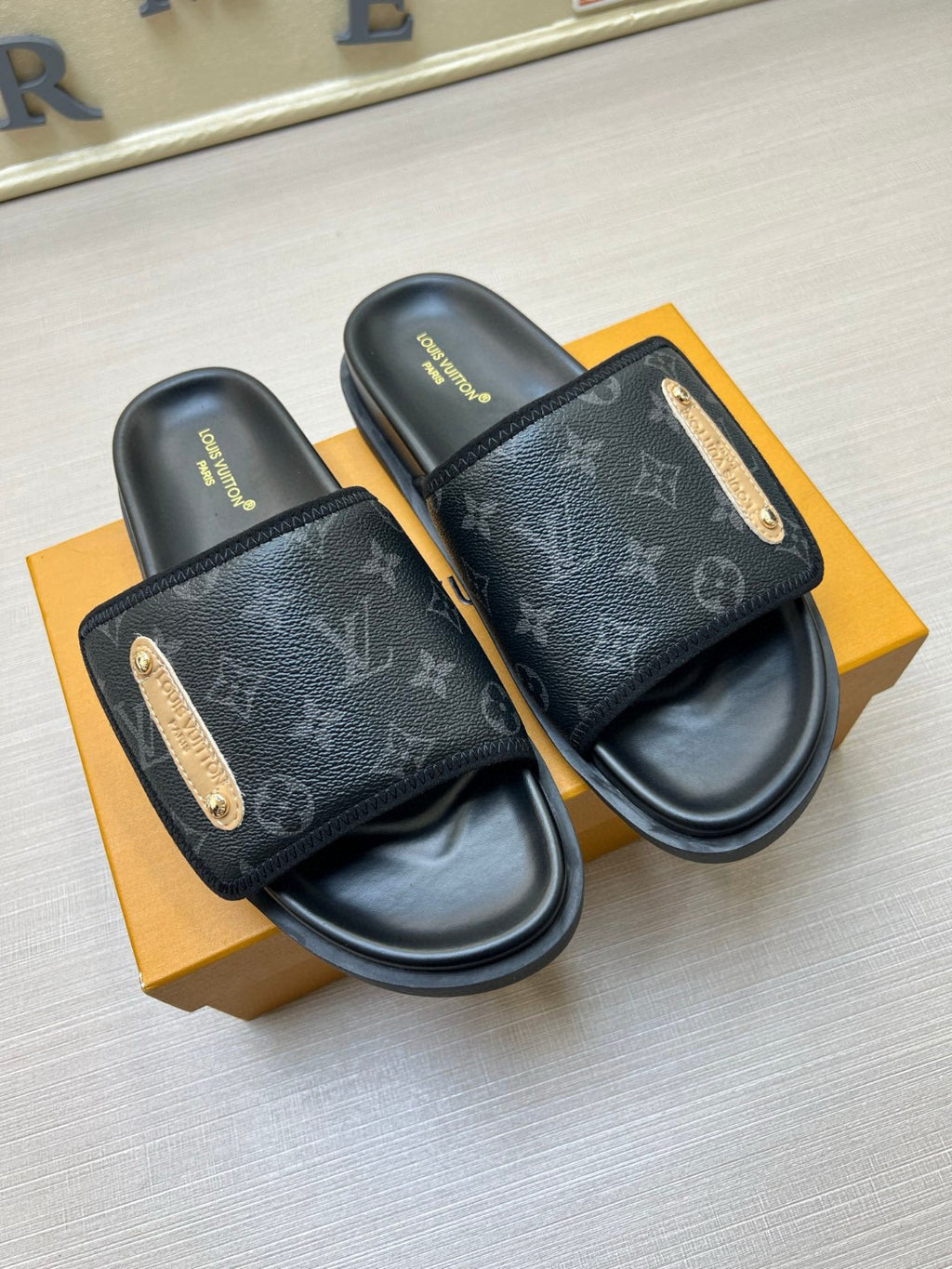 575NE6Z  Popular Slippers