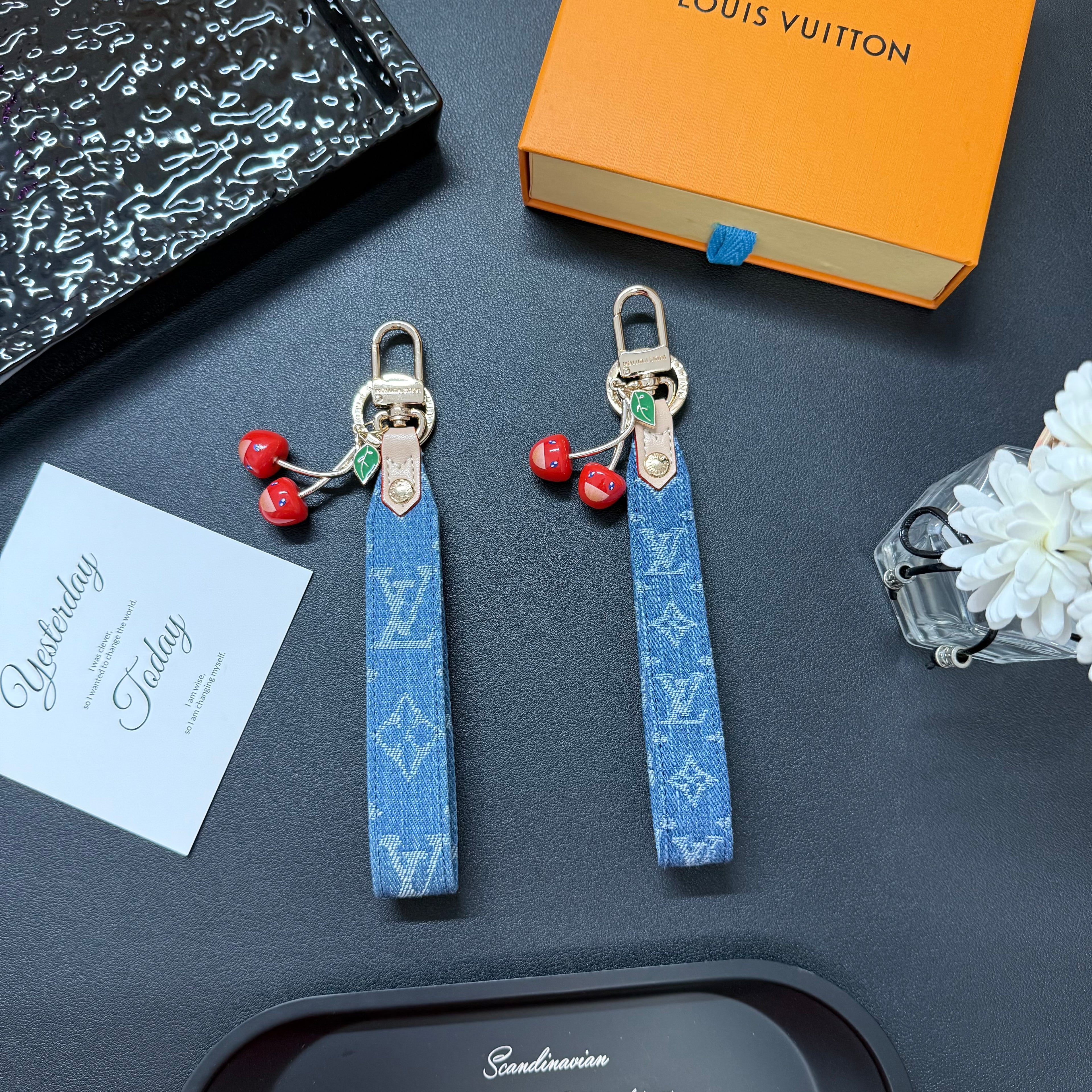 35QE4A Popular bag 's charms accessories
