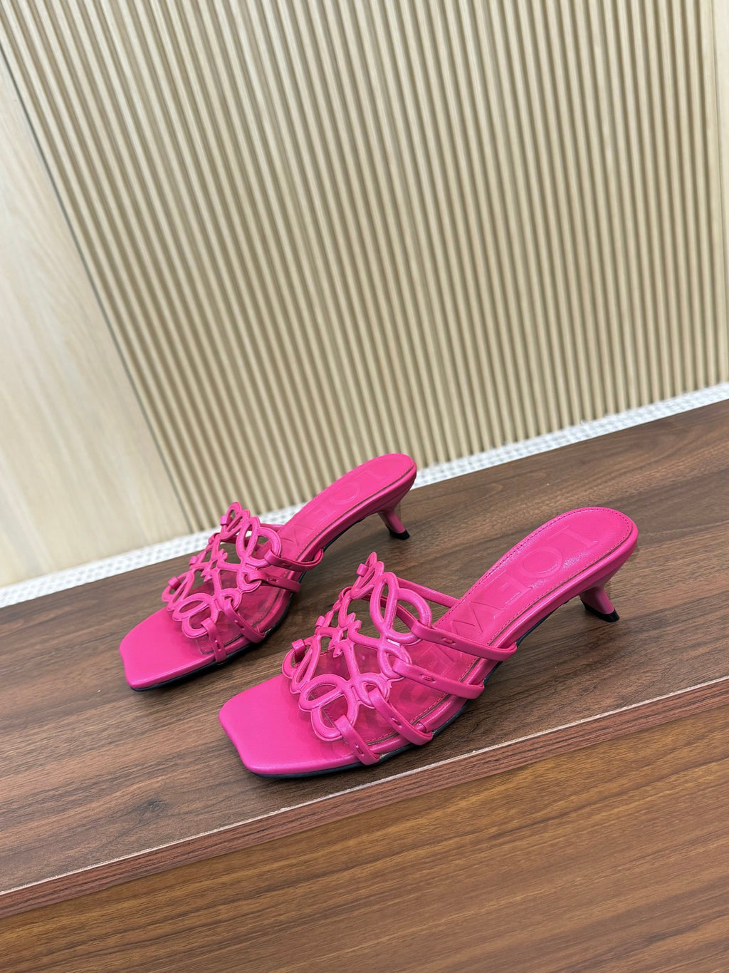 255QA33Z Popular  leather Slippers