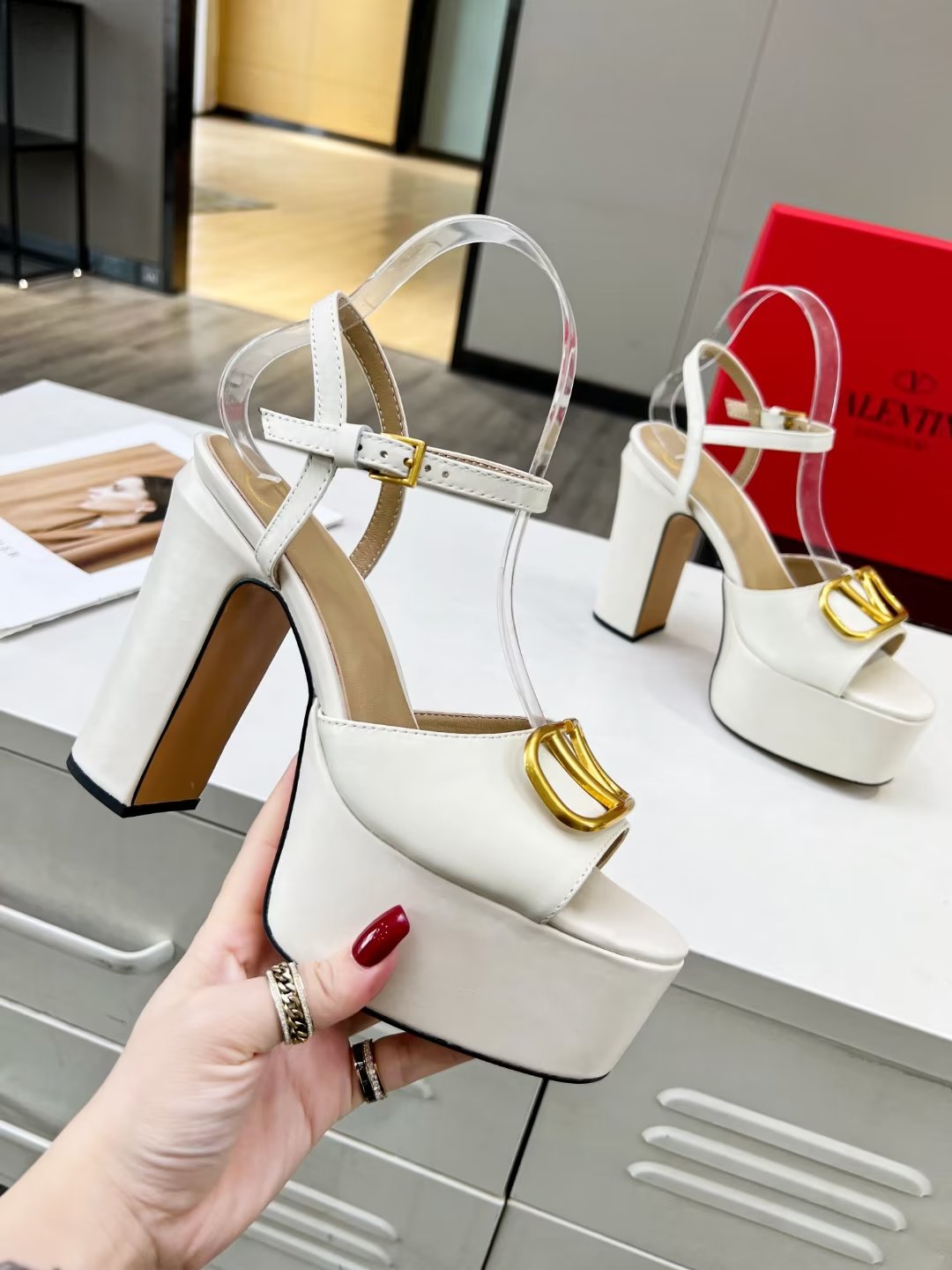 2YVL26Z Popular leather  High heels