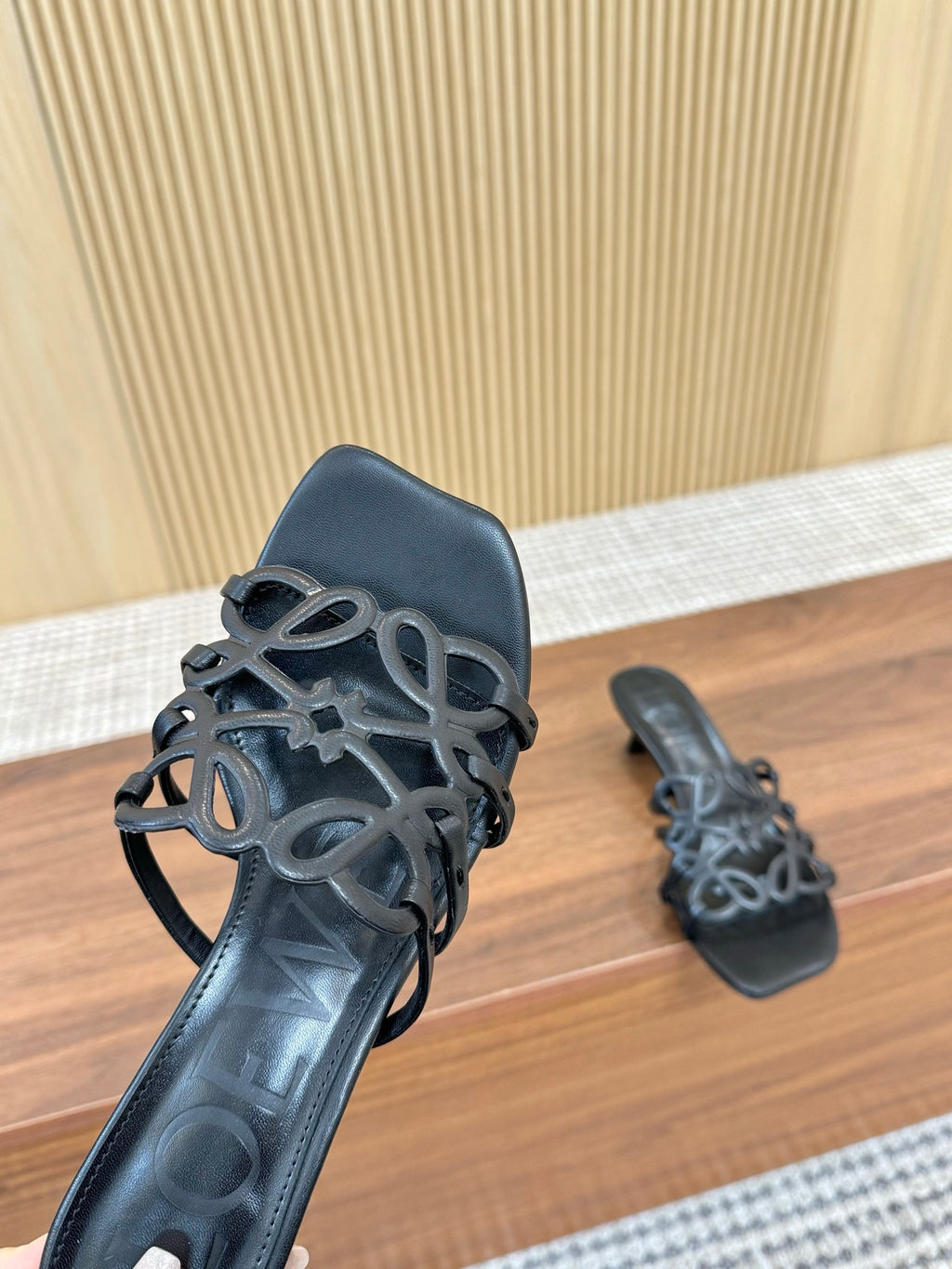 255QA33Z Popular  leather Slippers