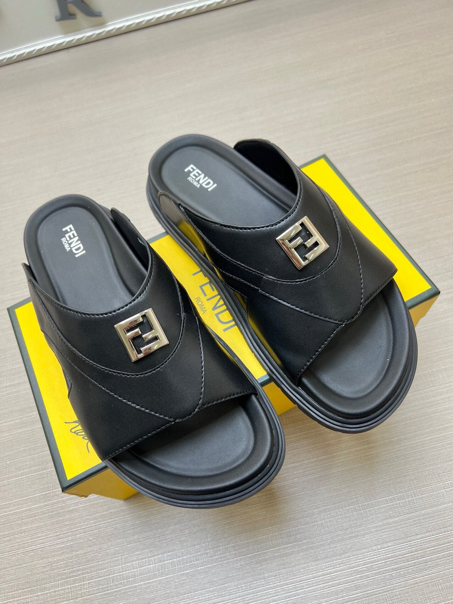 5LF221Z Popular Slippers