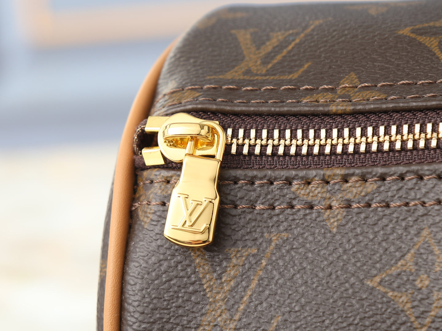 B1N56E21 Popular leather bag