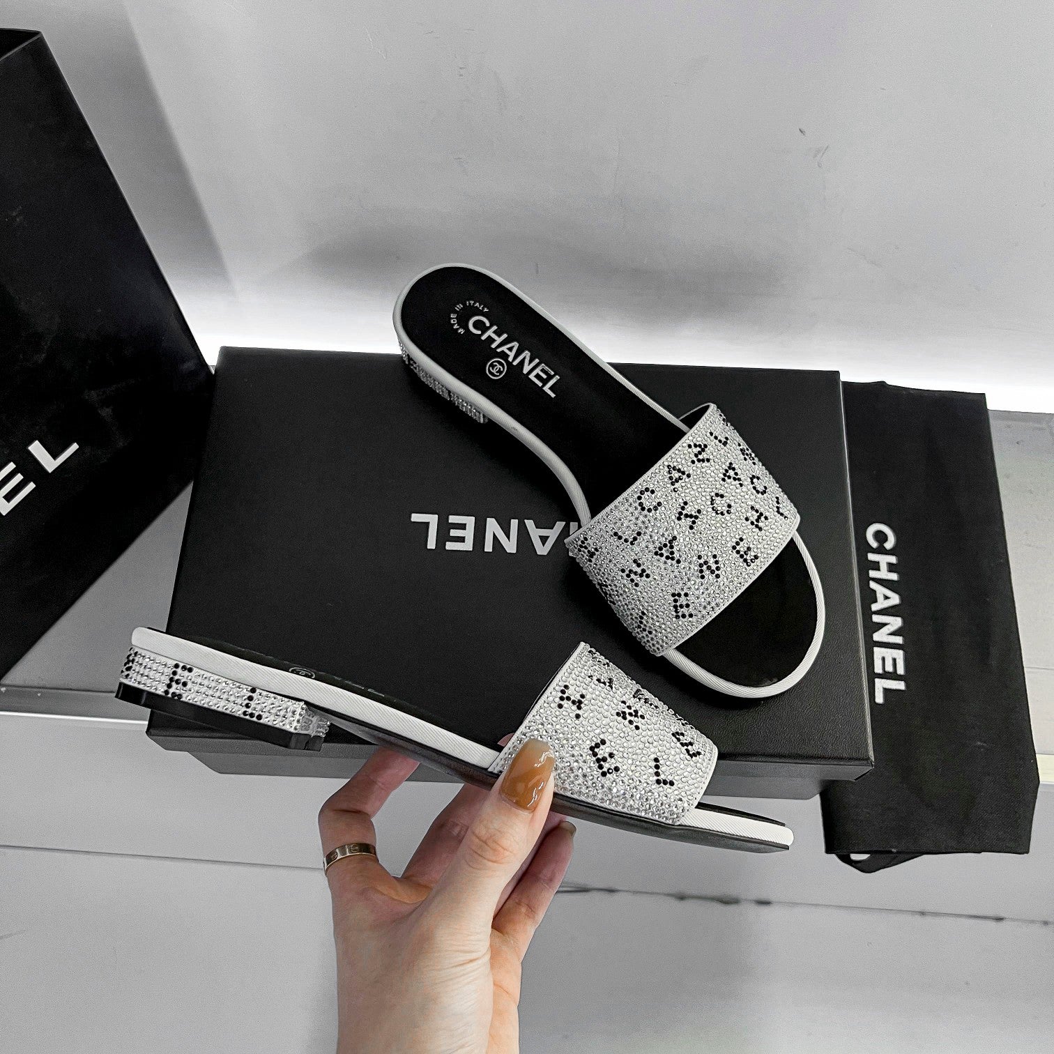 14C57Z Popular sandals