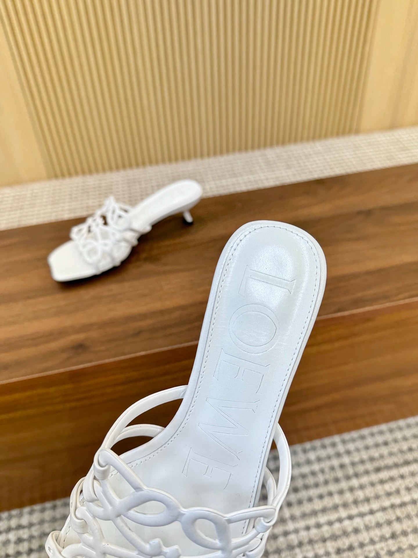 255QA33Z Popular  leather Slippers