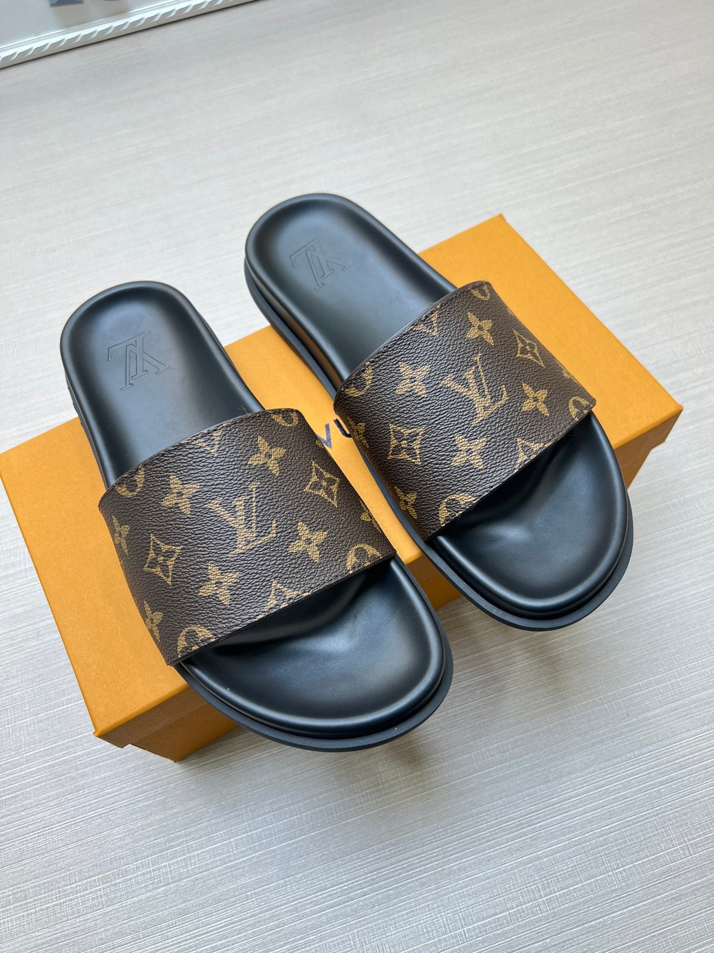 54E57Z Popular slippers