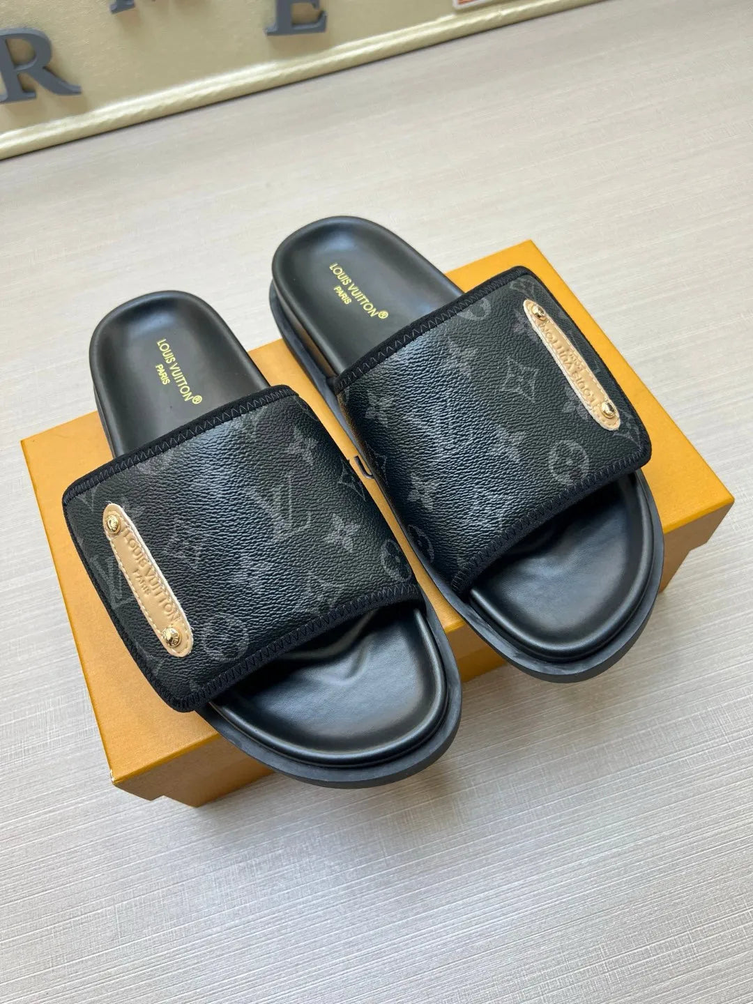 575NE6Z  Popular Slippers