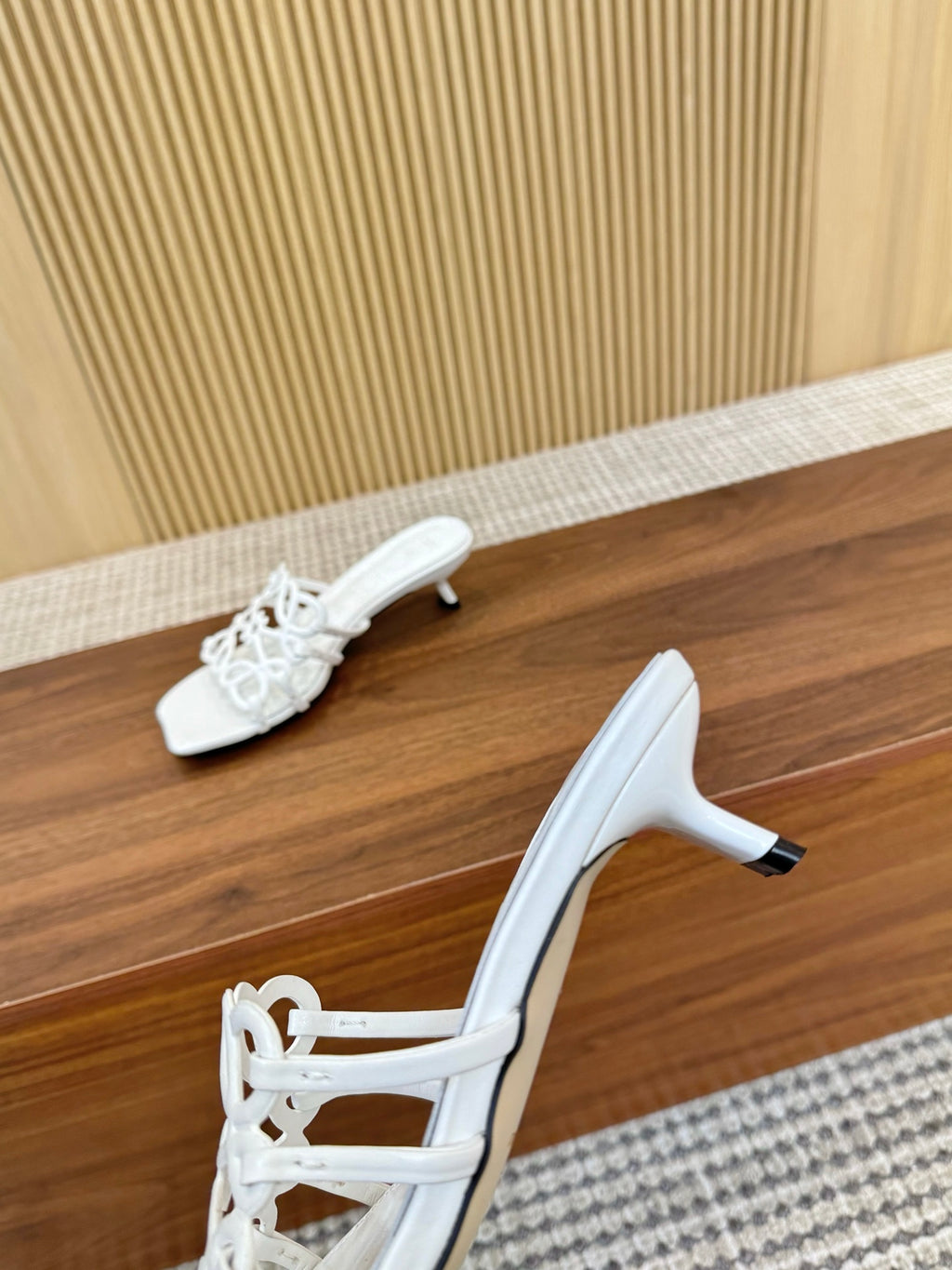 255QA33Z Popular  leather Slippers