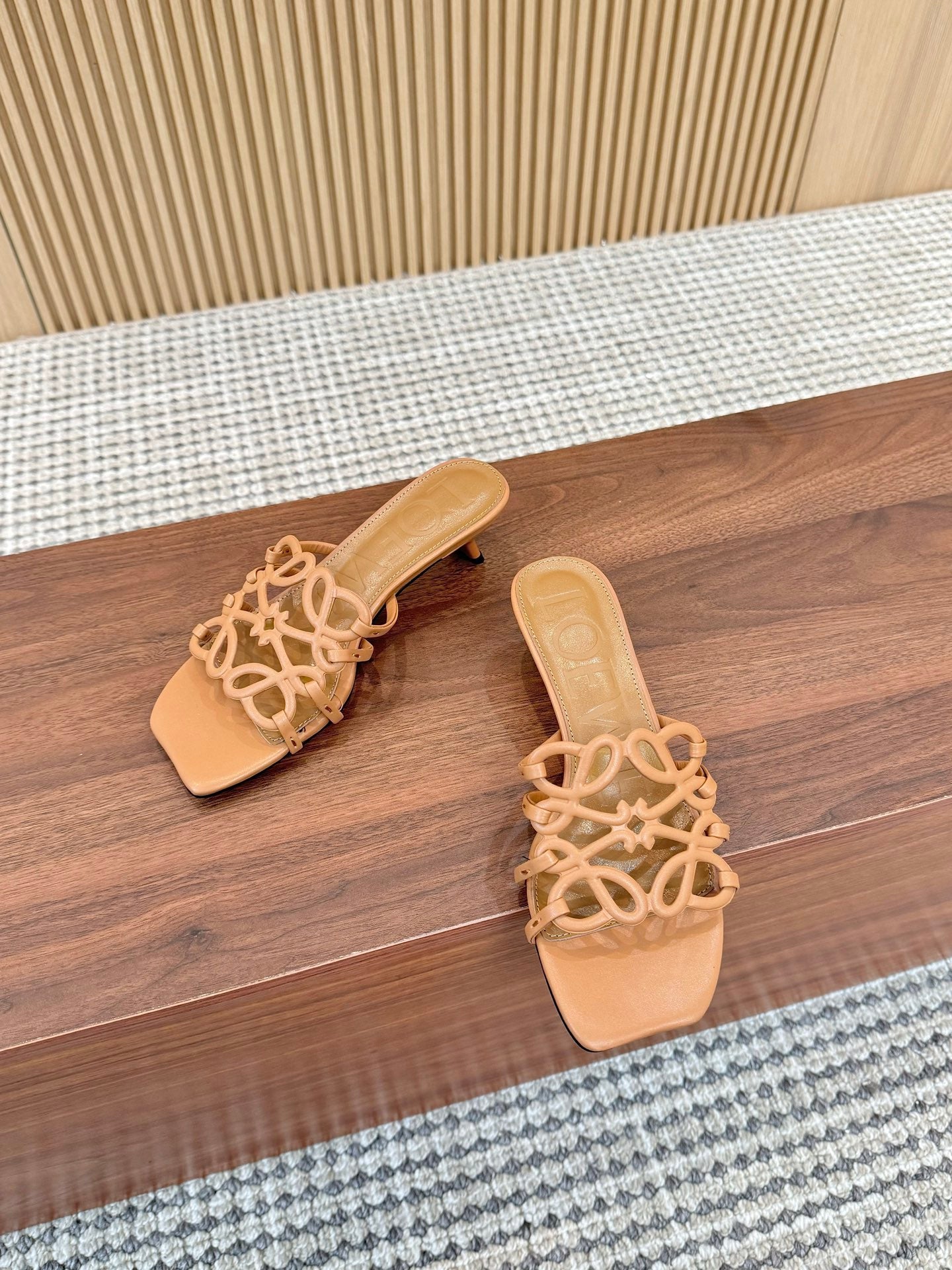 255QA33Z Popular  leather Slippers