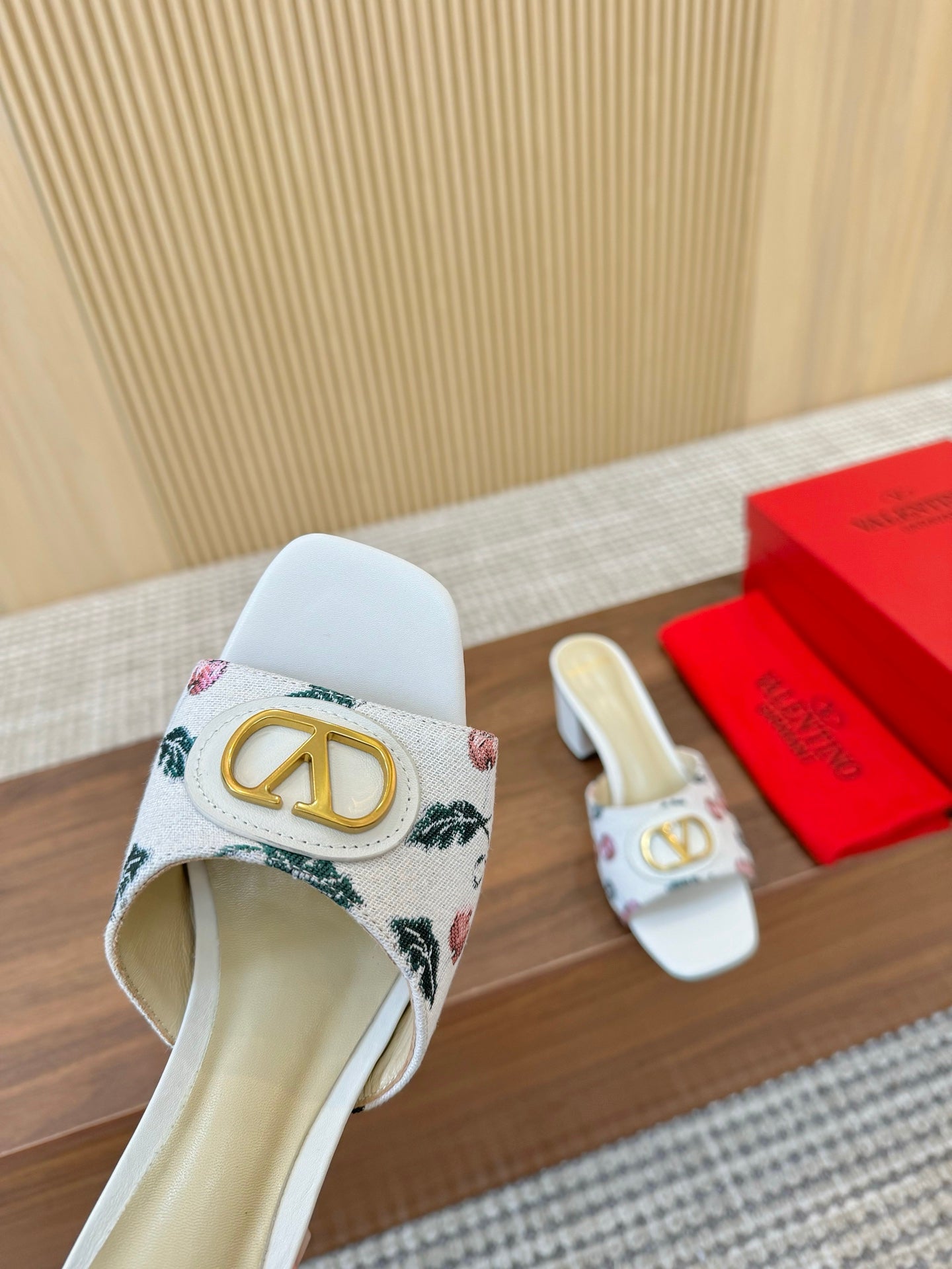 255QVL32Z Popular leather shoes