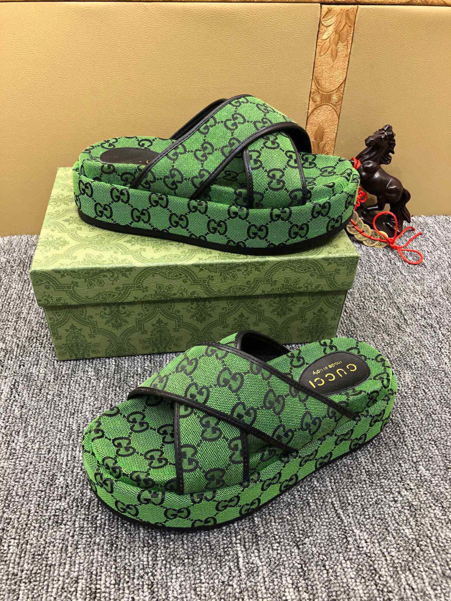 5YB69Z Popular Slippers