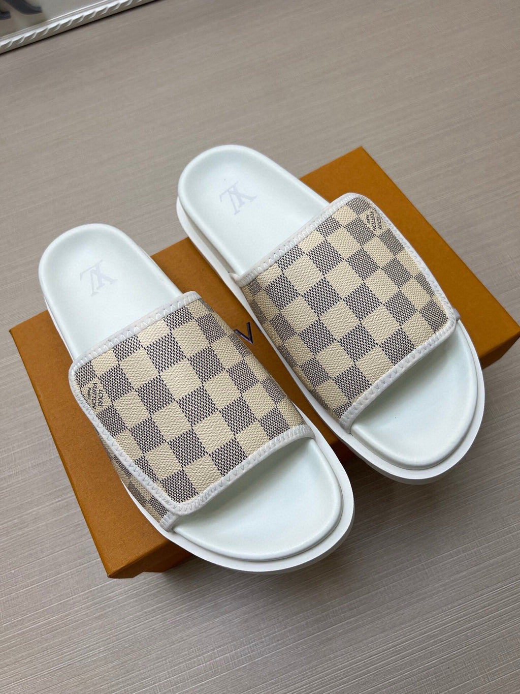 5WE245Z Popular Slippers