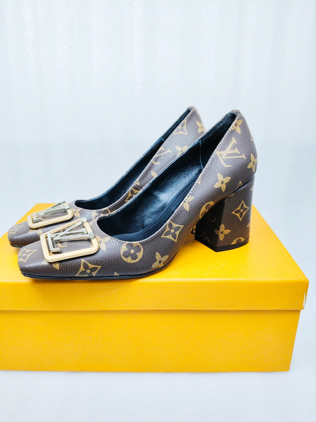 245RE28Z Popular leather  High heels