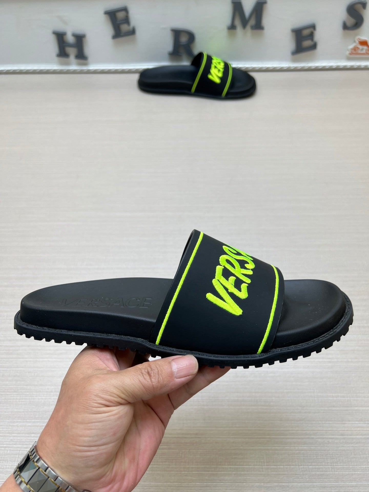 54V54Z Popular slippers