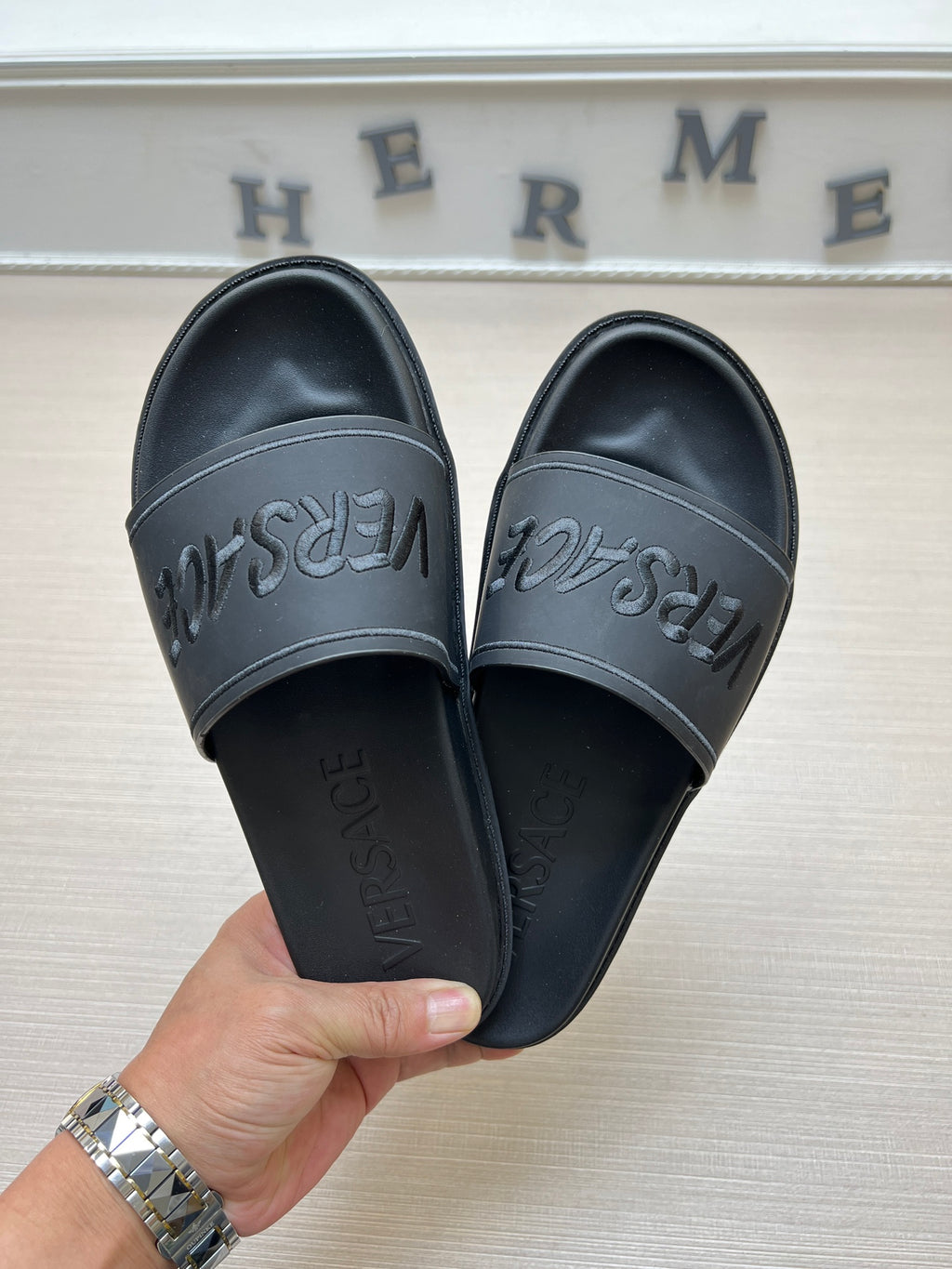54V54Z Popular slippers