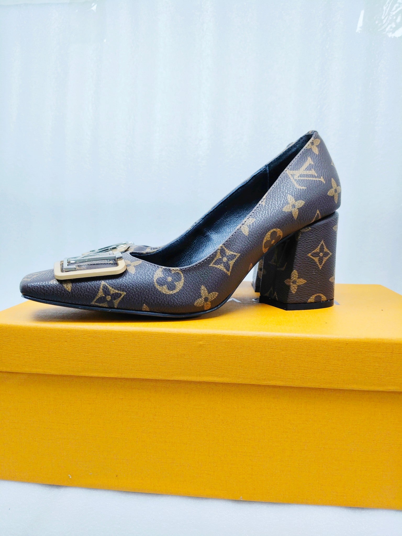 245RE28Z Popular leather  High heels