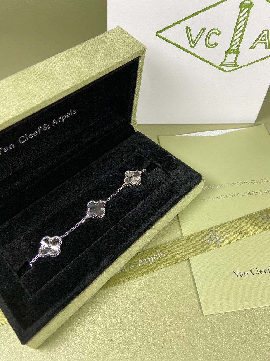 5XVA181K  Popular bracelets  5 flowers normal size1.5cm flower