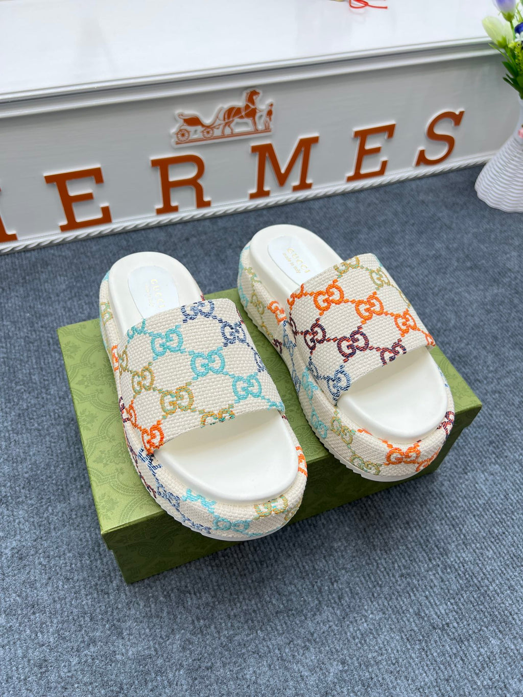 5YB72Z Popular leather sandals