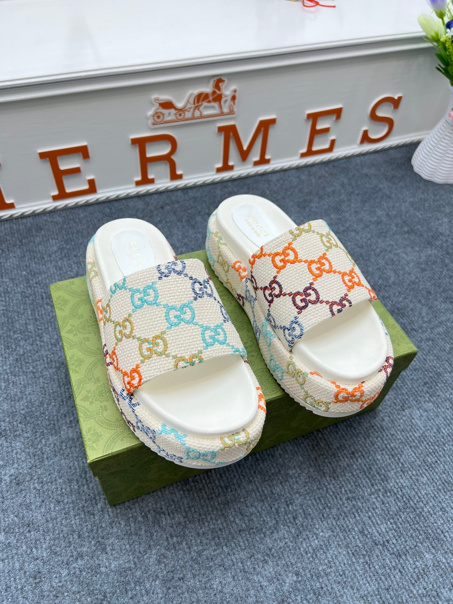 5YB72Z Popular leather sandals
