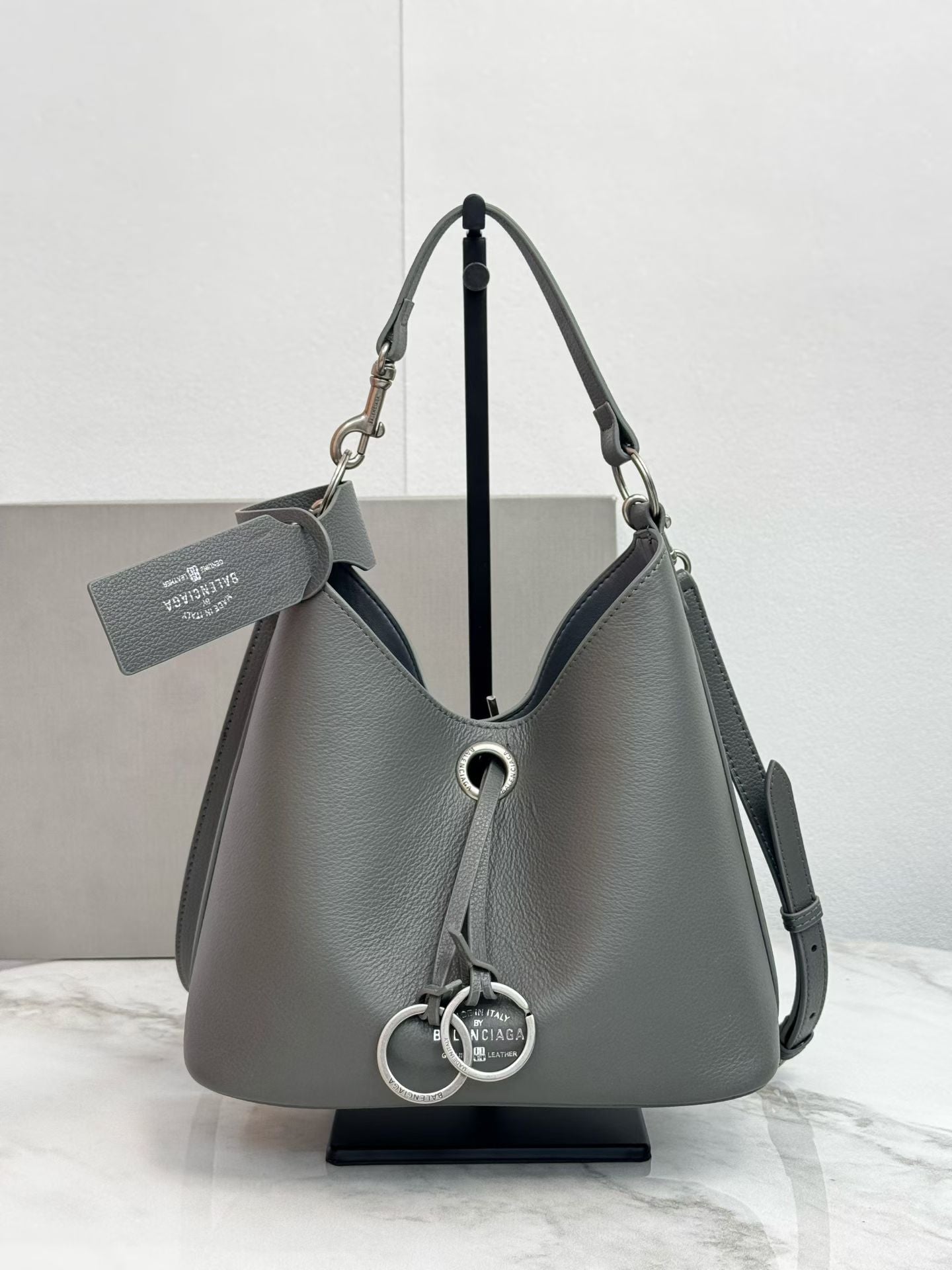 B1P46J144 Popular leather bags