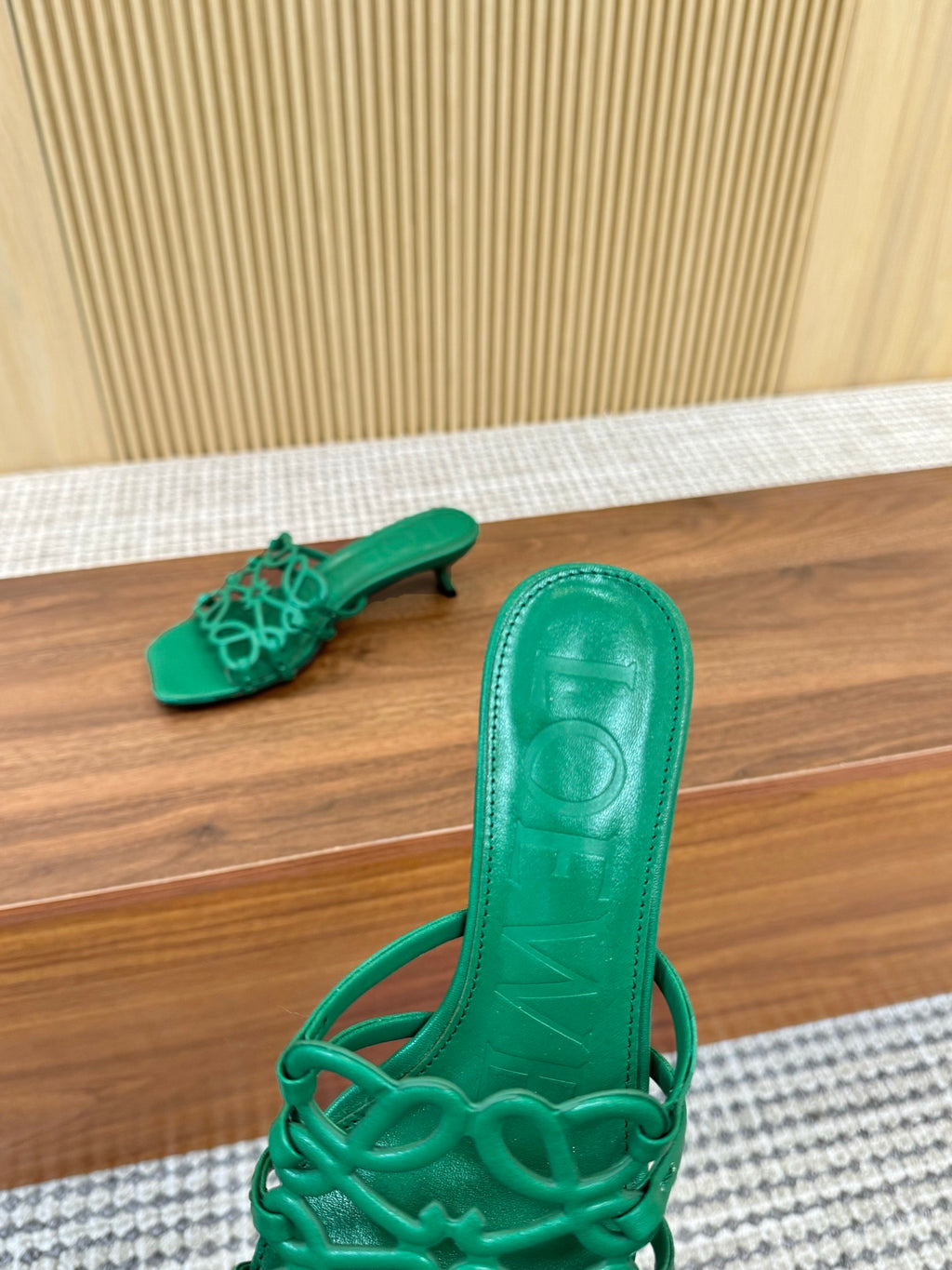 255QA33Z Popular  leather Slippers