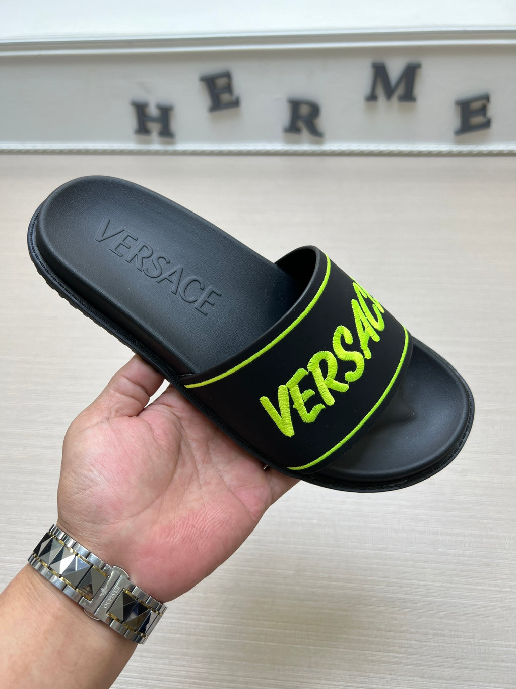 54V54Z Popular slippers