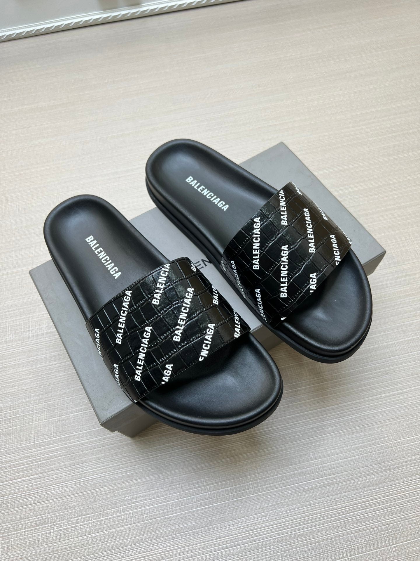 54J99Z Popular slippers