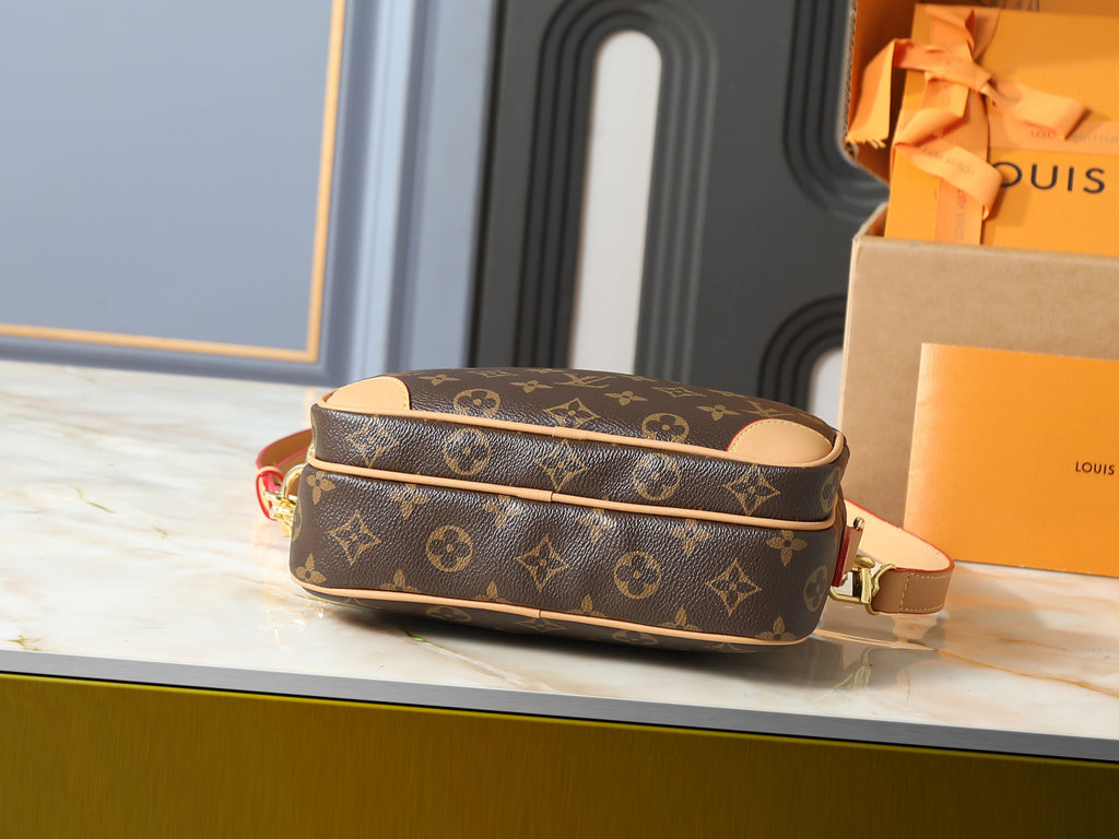 146PE108B Popular leather bag