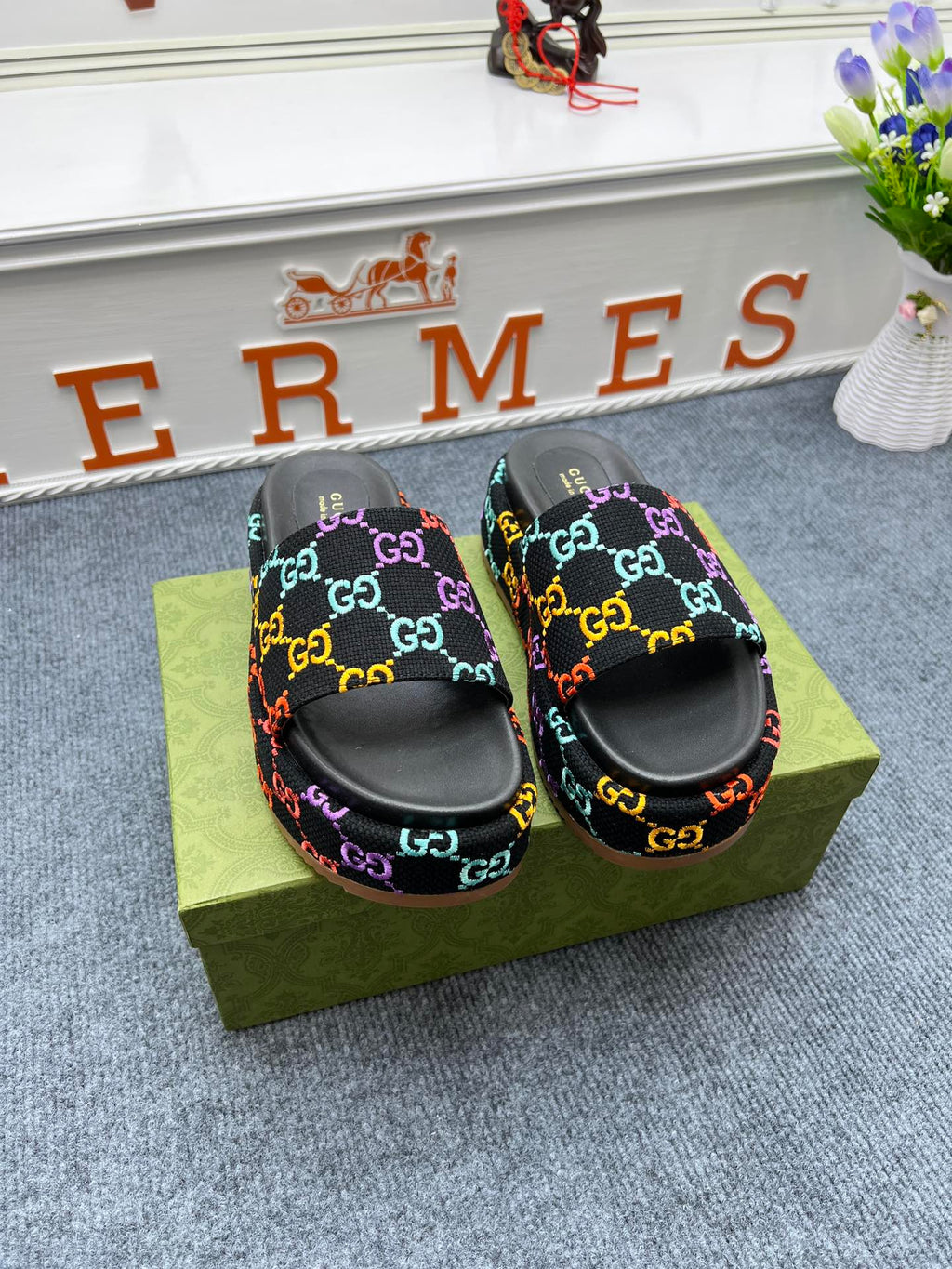 5YB72Z Popular leather sandals