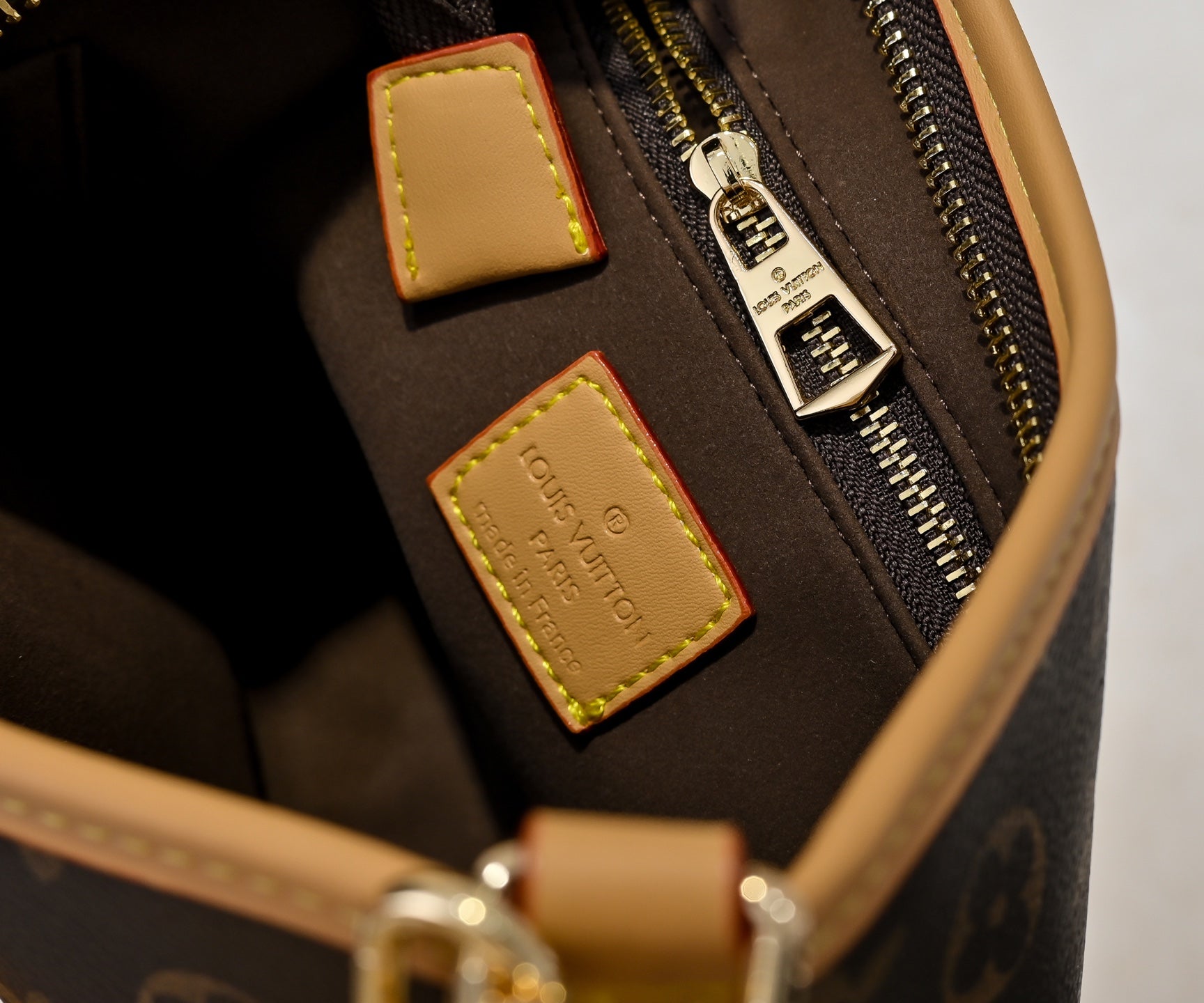 B1P46E111 Popular leather bag