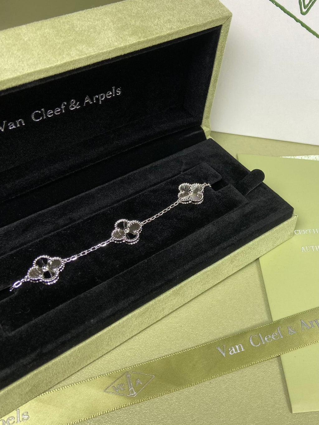 5XVA181K  Popular bracelets  5 flowers normal size1.5cm flower