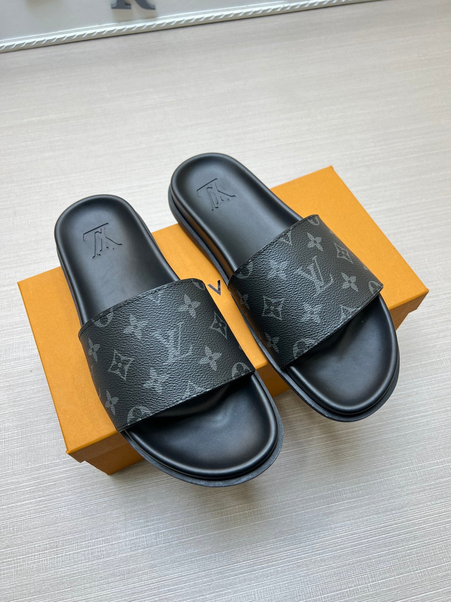 54E56Z Popular slippers