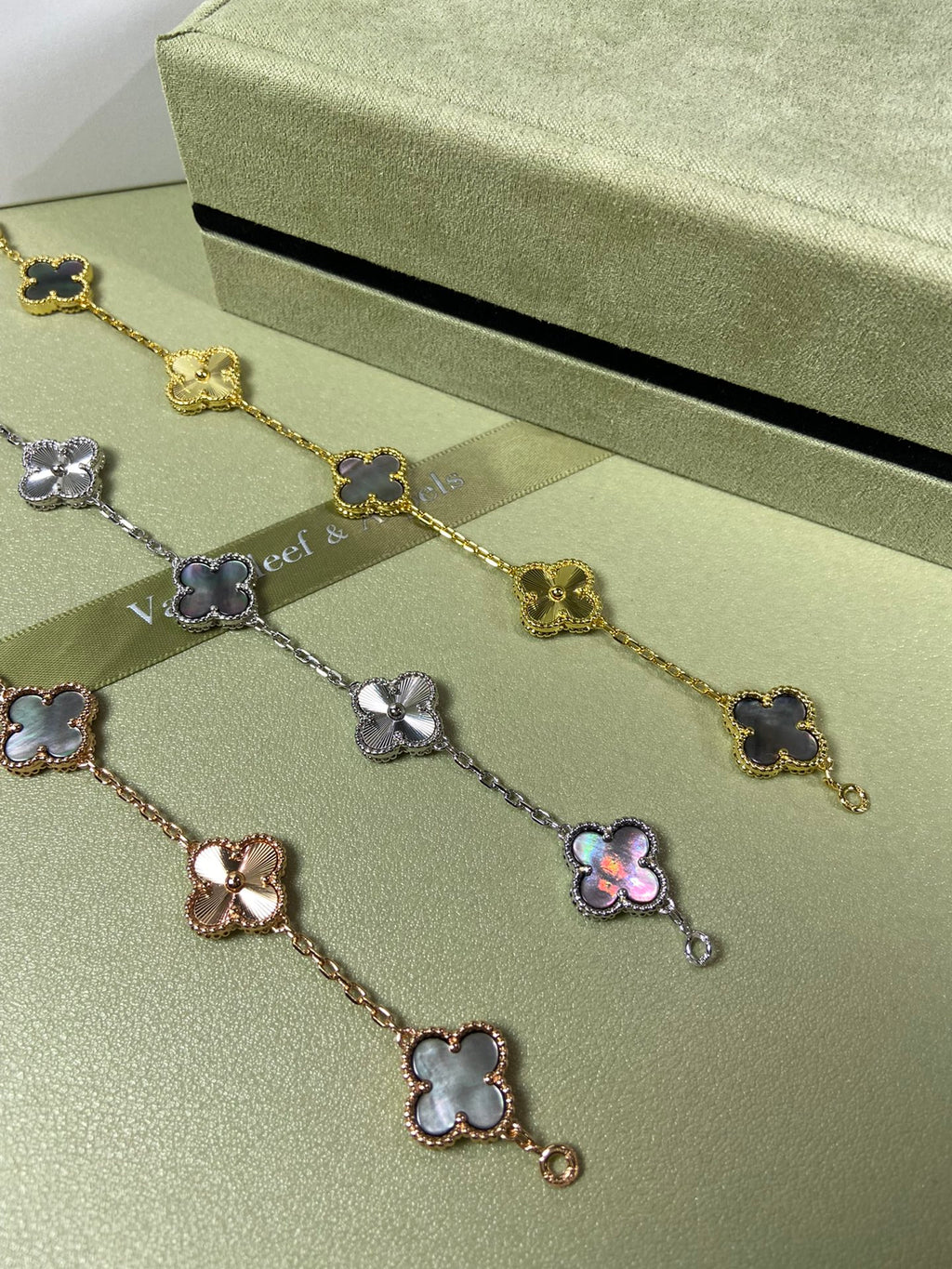 5XVA181K  Popular bracelets  5 flowers normal size1.5cm flower