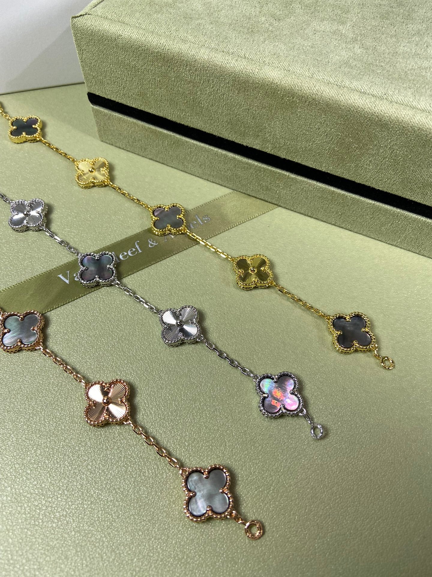 5XVA181K  Popular bracelets  5 flowers normal size1.5cm flower