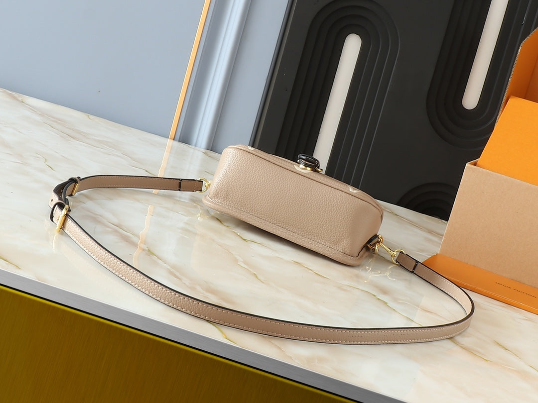 15XE4B Popular leather bag