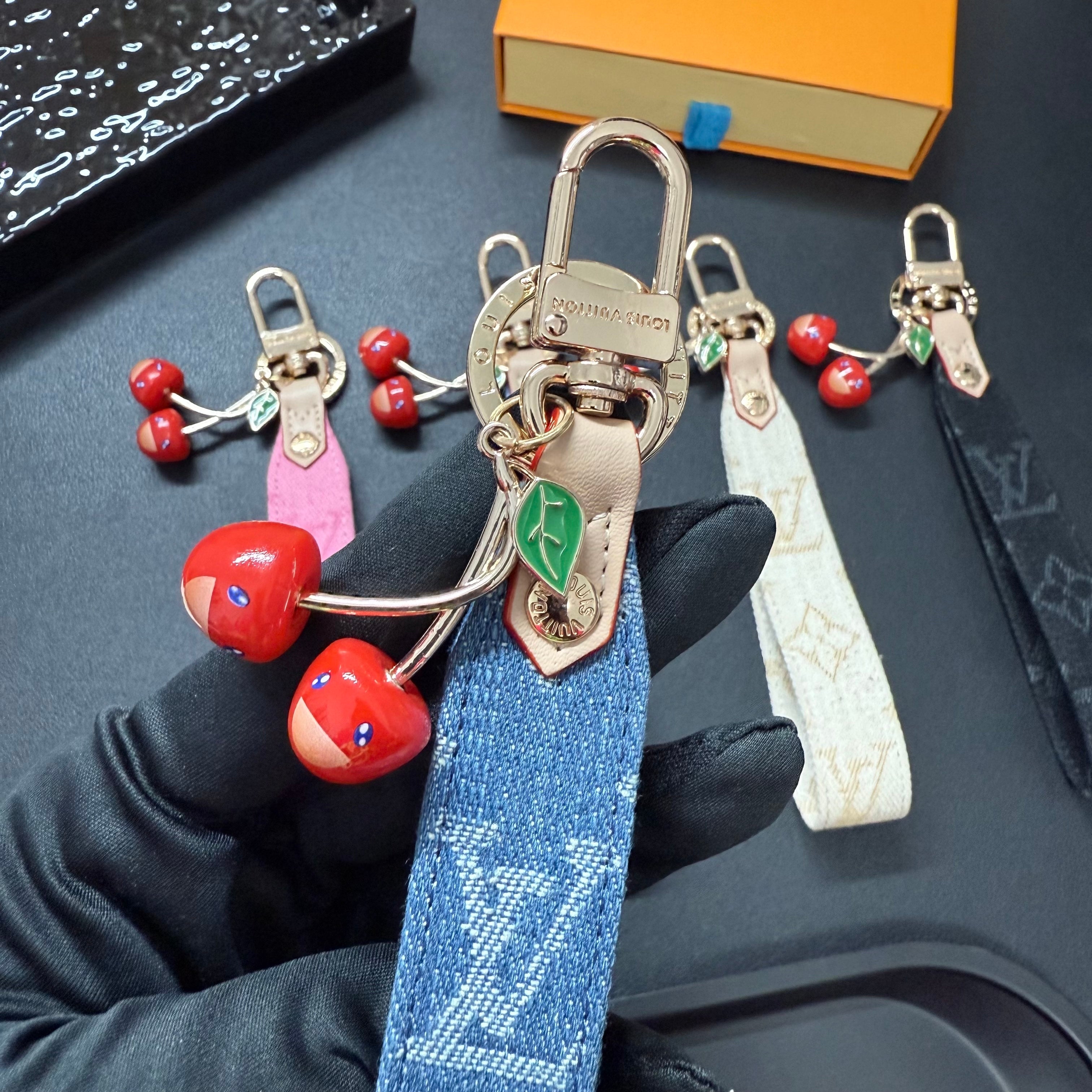 35QE4A Popular bag 's charms accessories